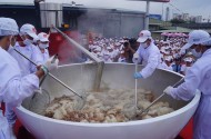 Cận cảnh tô phở bò 1,3 tấn lớn nhất thế giới của Việt Nam