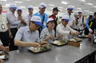 Phó Thủ tướng dùng bữa trưa 15.000 đồng cùng công nhân