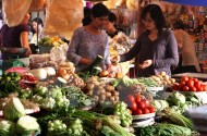 Người dân TP Hồ Chí Minh nỗ lực ứng biến với giá cả thị trường